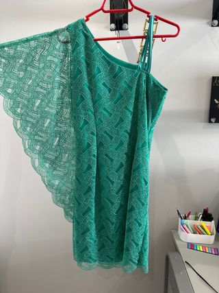 Vestido corto verde con detalle dorado