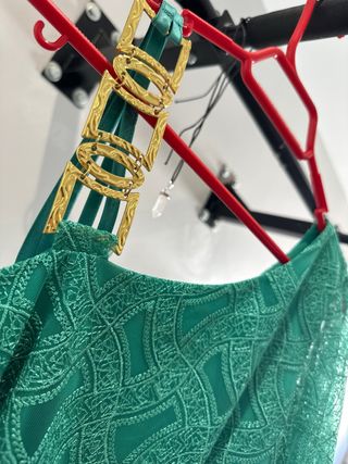 Vestido corto verde con detalle dorado