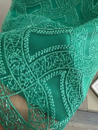 Vestido corto verde con detalle dorado