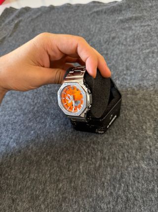 Reloj Casio plateado con dial naranja 
