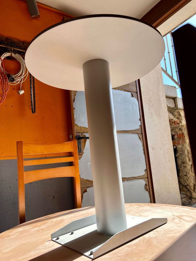 Mesa redonda de madera y metal.