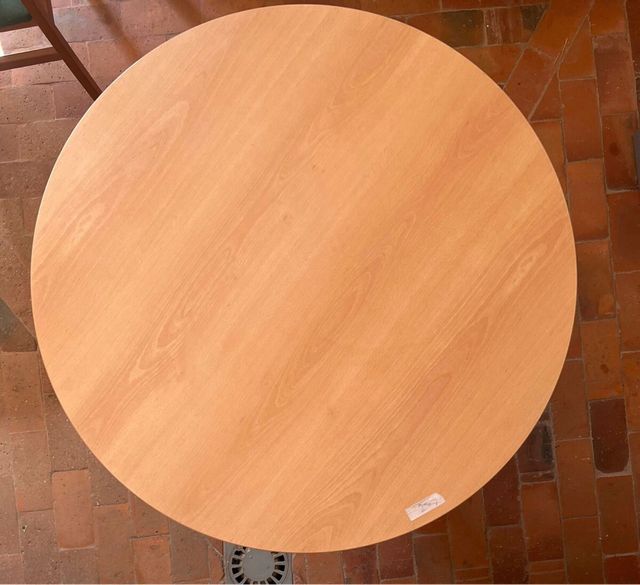 Mesa redonda de madera y metal.