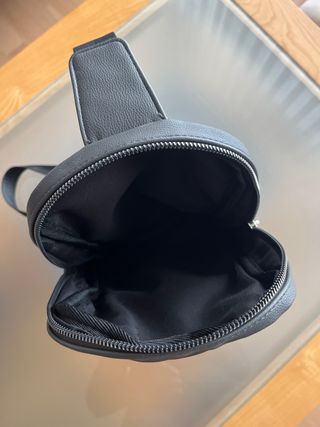 Mochila bolso bandolera gris.