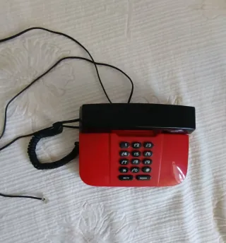 Teléfono fijo vintage rojo