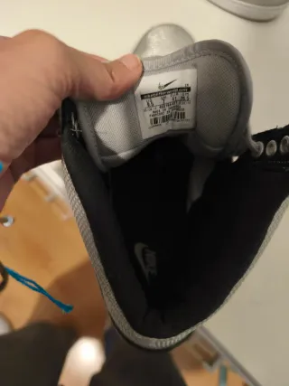 Zapatillas Nike Botín Grises y Plateadas