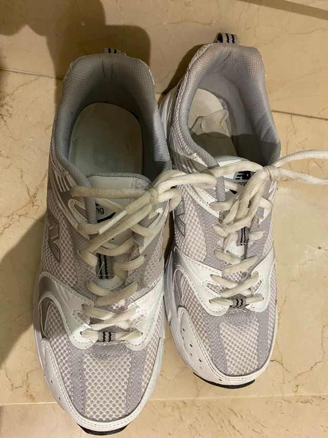 Zapatillas New Balance grises y blancas