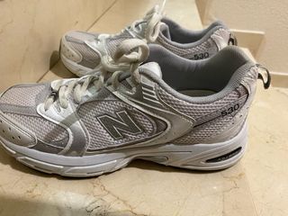 Zapatillas New Balance grises y blancas