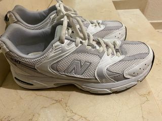 Zapatillas New Balance grises y blancas