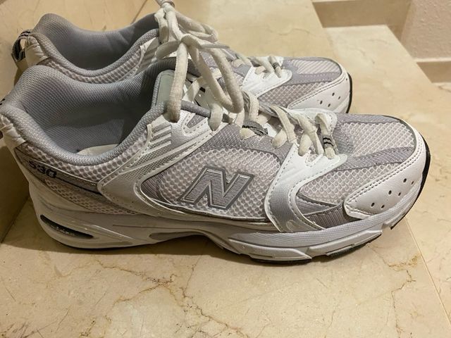 Zapatillas New Balance grises y blancas