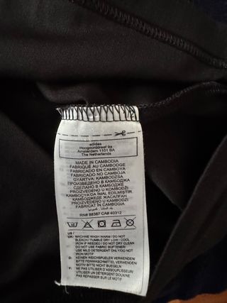 Camiseta Adidas Negra con Rayas Blancas
