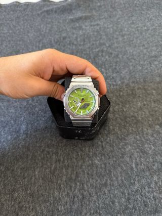 Reloj Casio de acero plateado y dial verde