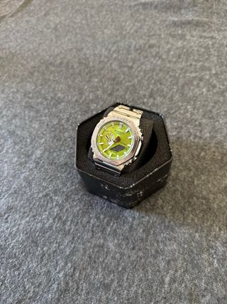 Reloj Casio de acero plateado y dial verde
