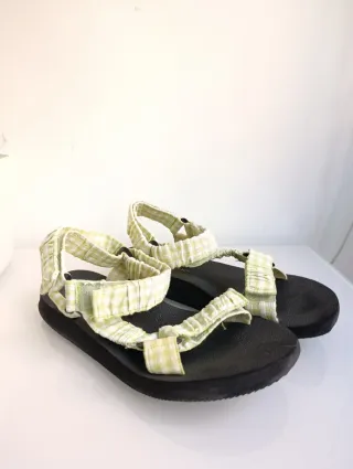 Sandalias verdes y negras