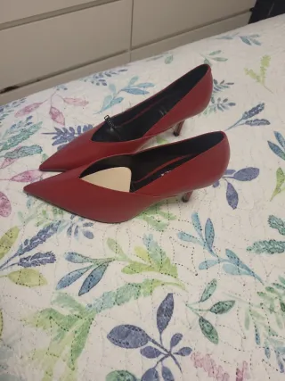 Zapatos tacón Zara burdeos de piel