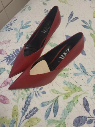 Zapatos tacón Zara burdeos de piel