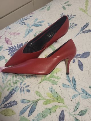 Zapatos tacón Zara burdeos de piel