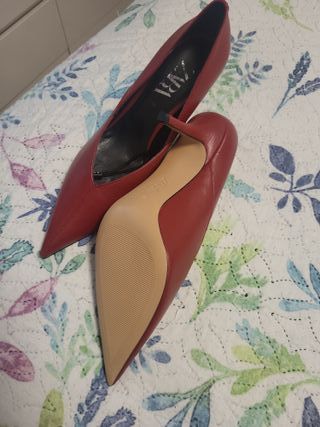 Zapatos tacón Zara burdeos de piel