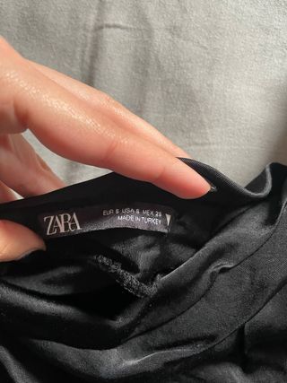 Top Zara asimétrico con cadena