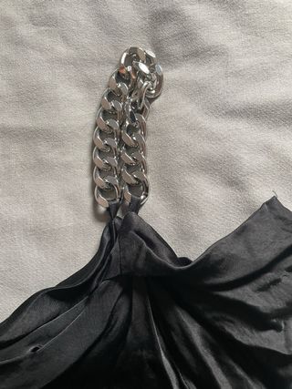 Top Zara asimétrico con cadena