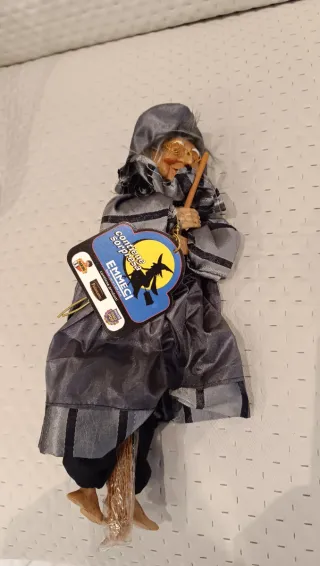 Befana con scopa e sorpresa