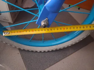 Bicicleta infantil azul, tiene ruedas desinfladas 