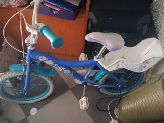Bicicleta infantil azul, tiene ruedas desinfladas 
