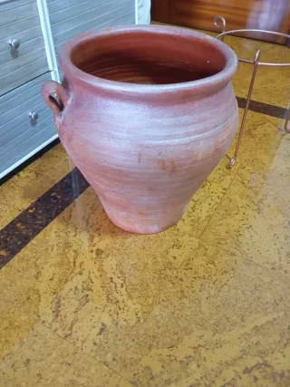 Tinaja antigua con soporte cromado