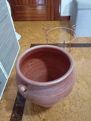 Tinaja antigua con soporte cromado