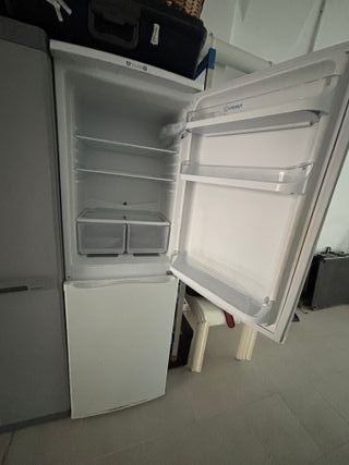 Nevera Indesit blanca