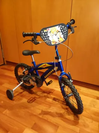 Bicicleta infantil azul con ruedas de apoyo