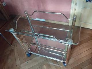 Mesa auxiliar cristal y metal con ruedas vintage