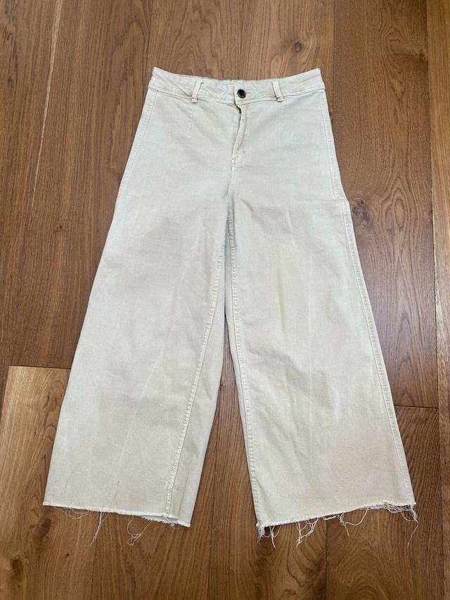 Pantalón ancho beige de Bershka