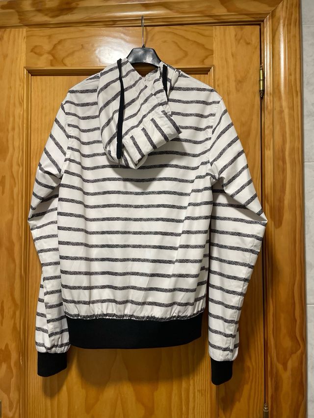 Chubasquero Inside con capucha rayas