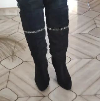 Stivali scamosciati neri con tacco altezza 10 cm