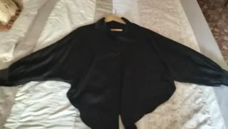 Camisa negra manga murciélago