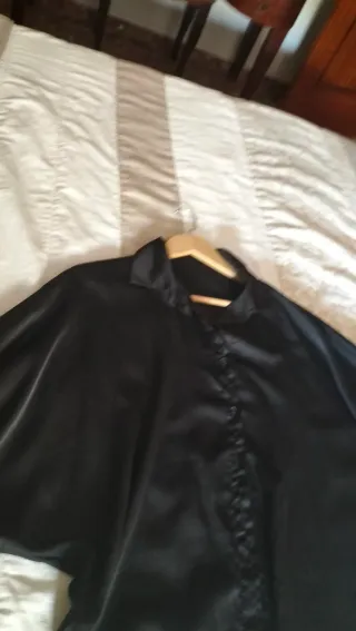Camisa negra manga murciélago