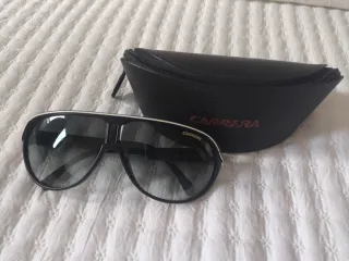 Gafas de sol Carrera negras con línea blanca 