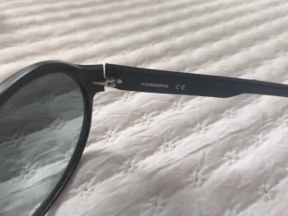 Gafas de sol Carrera negras con línea blanca 