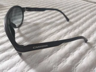 Gafas de sol Carrera negras con línea blanca 