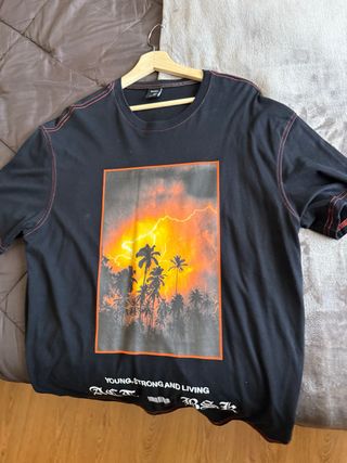 Camiseta negra con estampado de palmeras