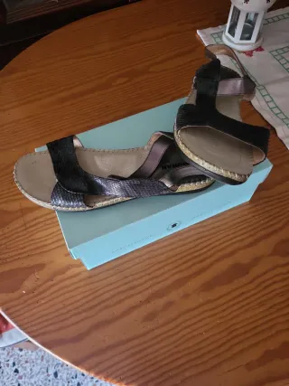 Sandalias negras y doradas