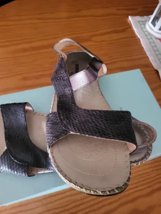 Sandalias negras y doradas