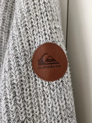 Chaqueta Quiksilver gris forrada y con cremallera