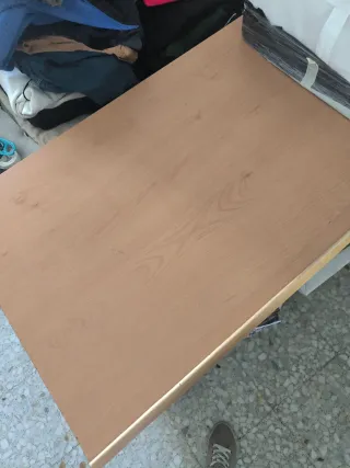 Mesa de estudio con cajón y estanterías