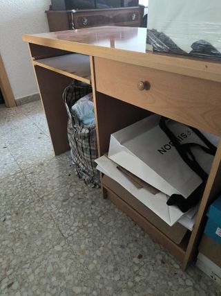 Mesa de estudio con cajón y estanterías