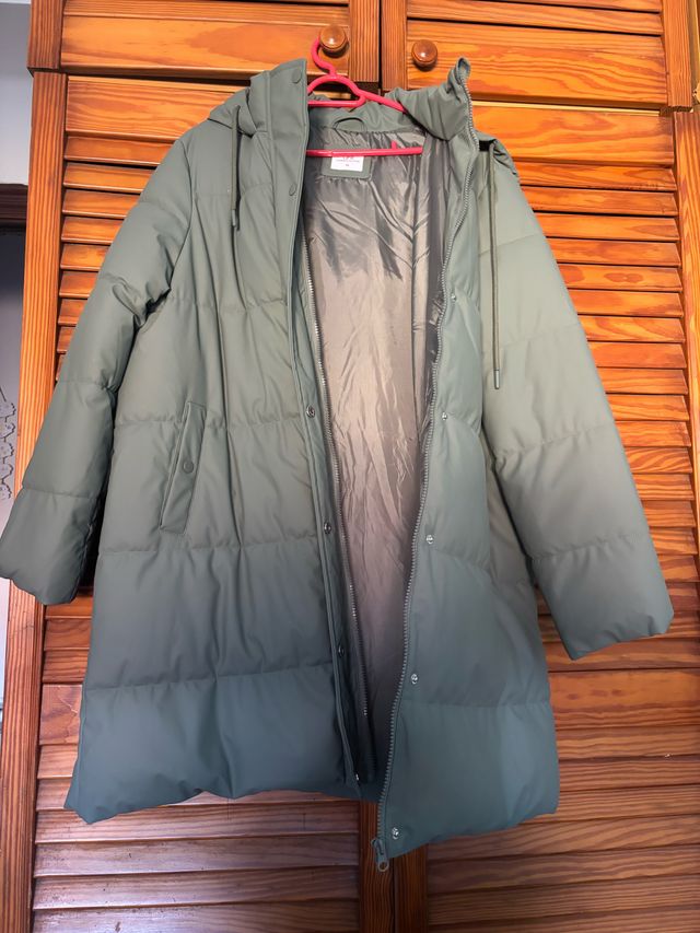 Abrigo verde acolchado con capucha efecto piel