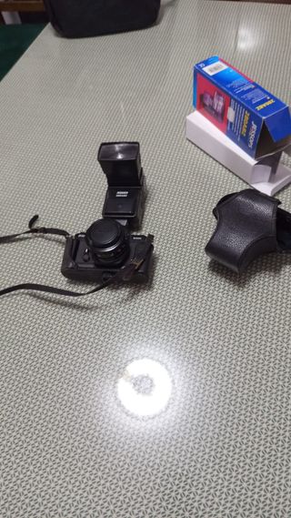 Cámara Yashica FX-3 Super 2000 + Flash Jessops