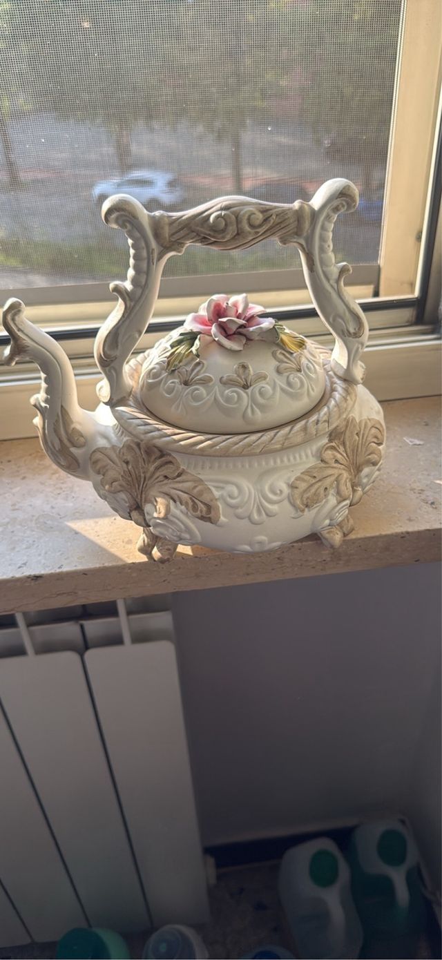 Teiera Capodimonte decorata