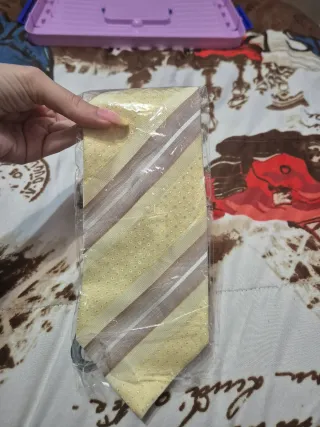 Corbata de rayas beige y amarilla