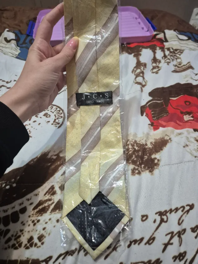 Corbata de rayas beige y amarilla